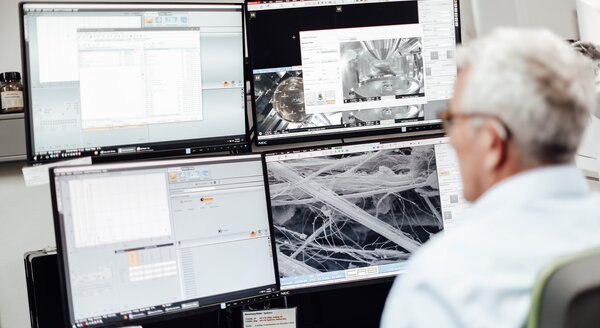 Des employés de CRB Analyse Service GmbH effectuant une analyse d'amiante | © CRB Analyse Service GmbH