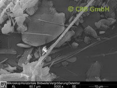 REM-Bild Anthophyllit-Asbest in kinetischem Sand | © CRB Analyse Service GmbH