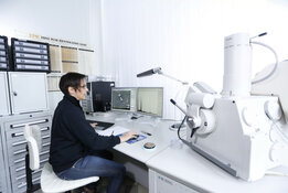 CRB GmbH | Frau Dr. Benner am Rasterelektronenmikrokop | © CRB Analyse Service GmbH