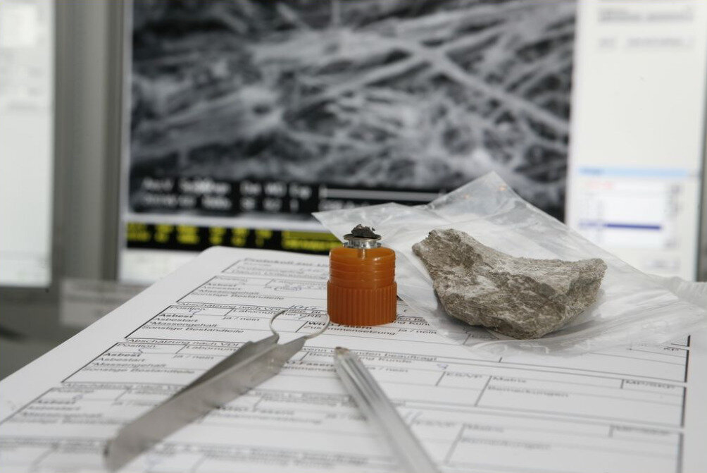 Originalmaterial und Präparat einer Probe für die Untersuchung am Rasterelektronenmikroskop | © CRB Analyse Service GmbH