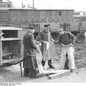 Sapeurs-pompiers de l’usine en tenue de protection en amiante | © Von Bundesarchiv, Bild 183-37769-0001/Biscan/CC-B-SA 3.0, CC BY-SA 3.0 pt, https://commons.wikimedia.org/w/index.php?curid=5428261