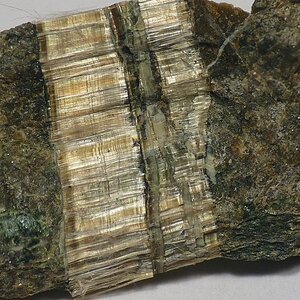 Chrysotile, lieu de découverte : Callenberg, Saxe | © Leon Hupperichs [CC BY-SA 3.0 (http://creativecommons.org/licenses/by-sa/3.0)], via Wikimedia Commons