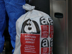 Big Bag Asbest -Mit Asbestabfällen gefüllter Spezial-Sack für die Entsorgung von Asbest-haltigen Materialien
